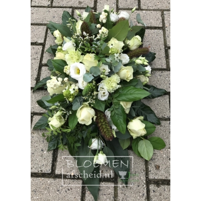Rouwarrangement in ovale vorm van diverse witte en groene bloemsoorten